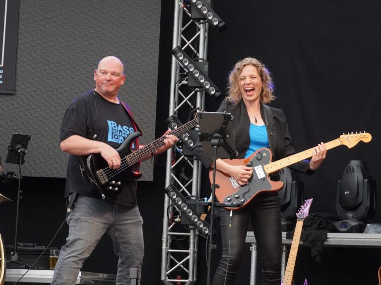 Gitarre und Bass in Action